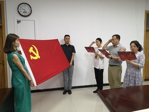 b2b9737df48144dcbfd127c47a8dd9a6.jpg 重温入党誓词.jpg